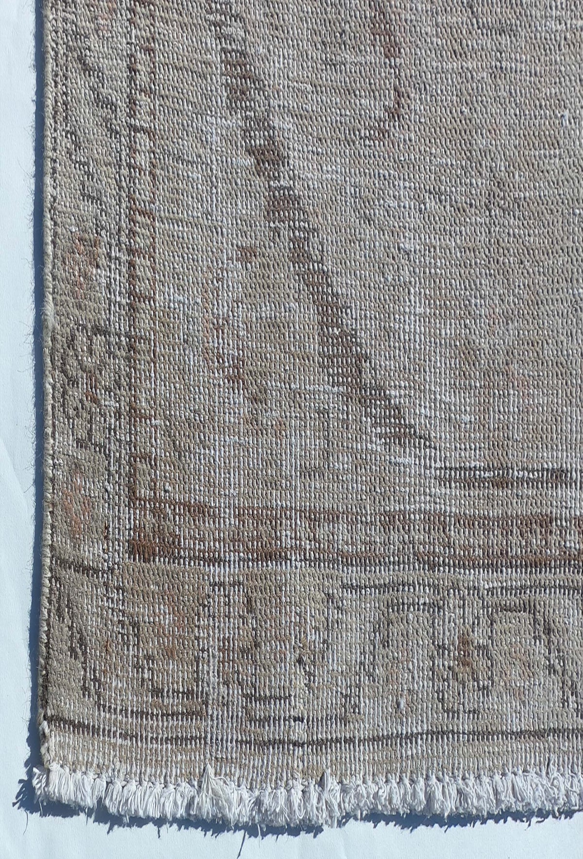 Textura de lana natural en alfombra persa hecha a mano, tacto suave