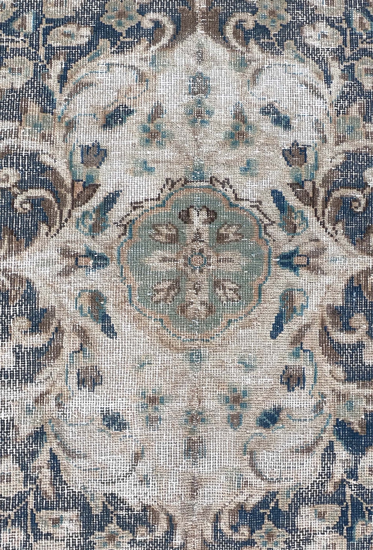 Detalle de diseño tradicional desgastado en alfombra iraní de lana