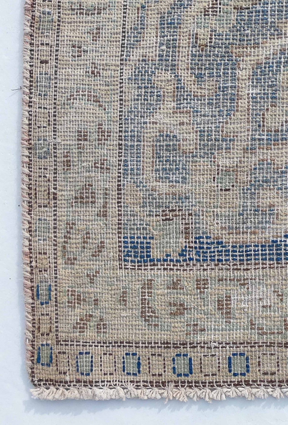 Textura de lana natural anudada a mano en alfombra vintage importada