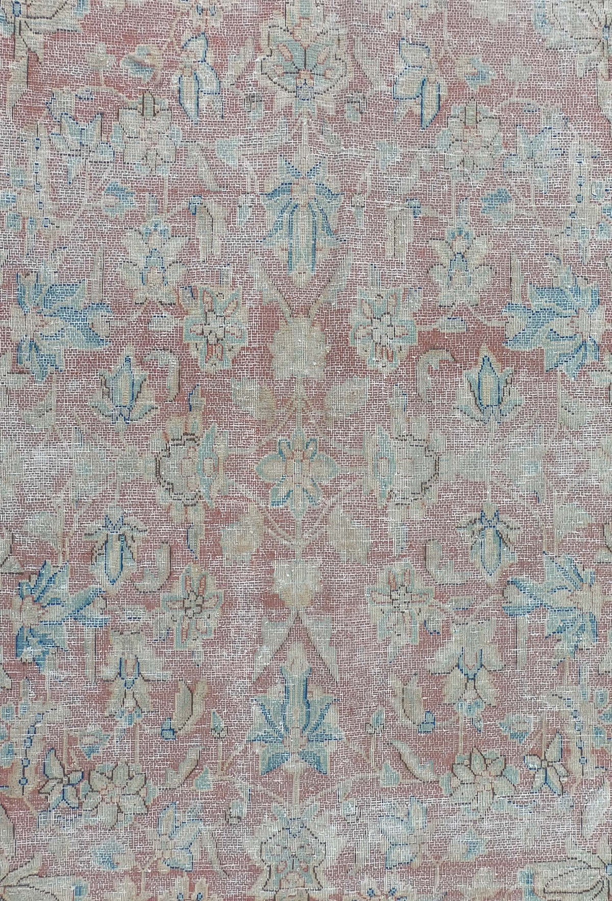 Detalle de diseño envejecido en alfombra persa de lana artesanal