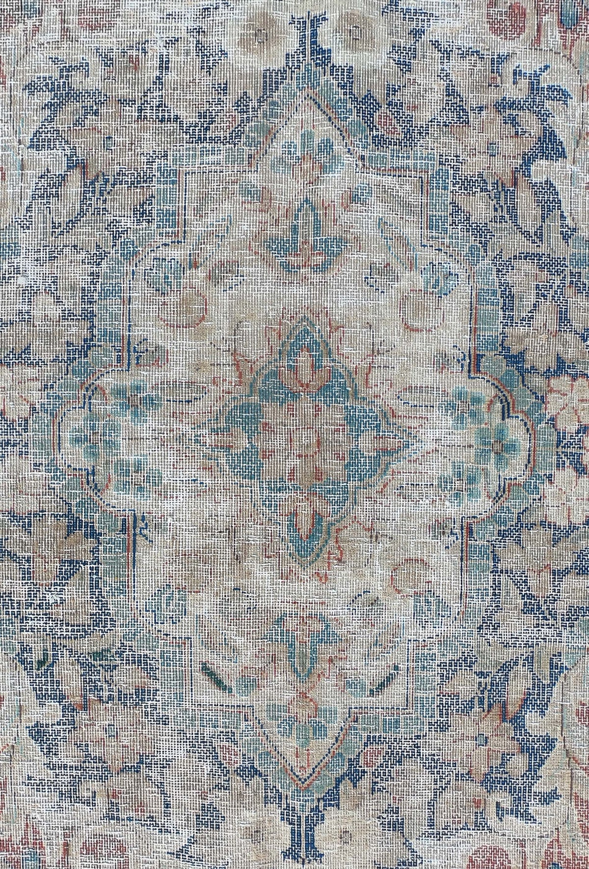 Detalle de diseño desgastado intencionalmente en alfombra iraní vintage