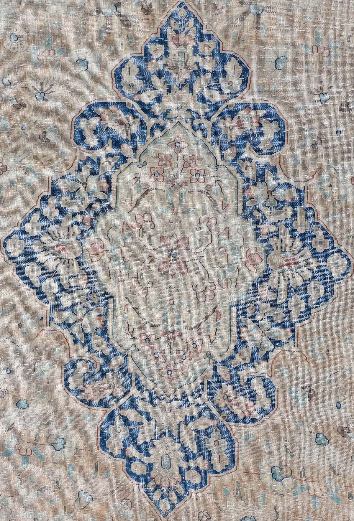 Detalle de diseño vintage decolorado en alfombra persa de lana artesanal