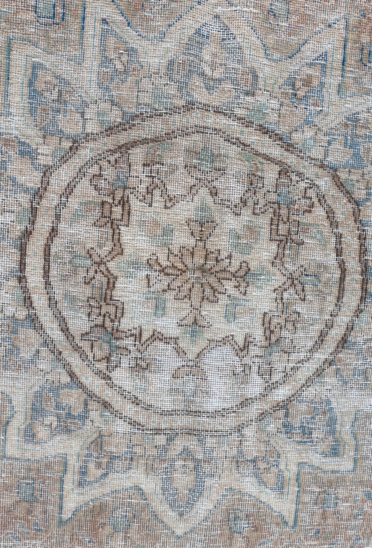 Detalle de diseño desgastado en alfombra iraní vintage de lana