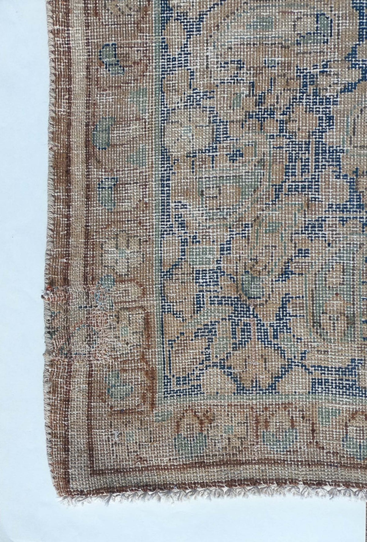 Textura artesanal de lana en alfombra vintage importada