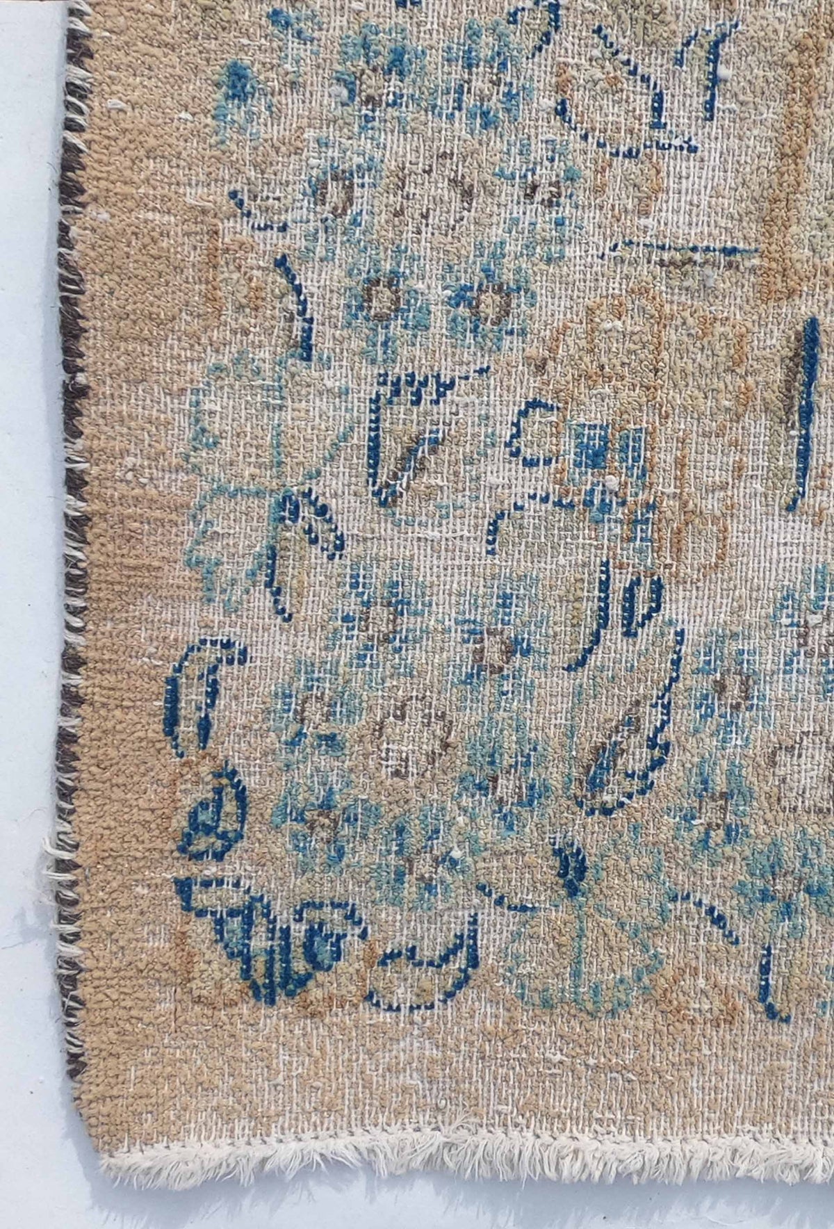 Textura de lana natural en alfombra persa hecha a mano, aspecto suave