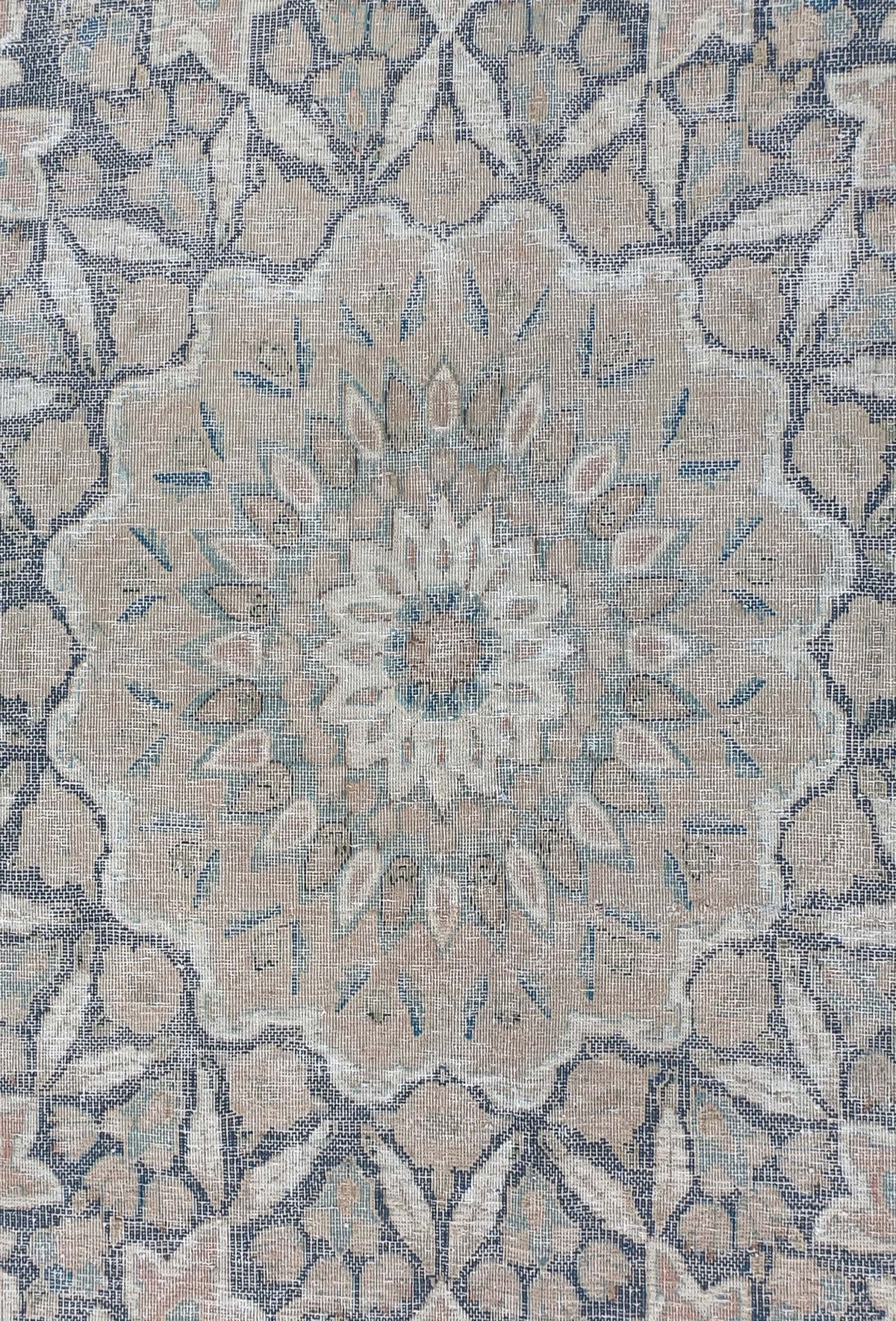 Detalle de patrón desgastado en alfombra iraní de lana, estilo vintage