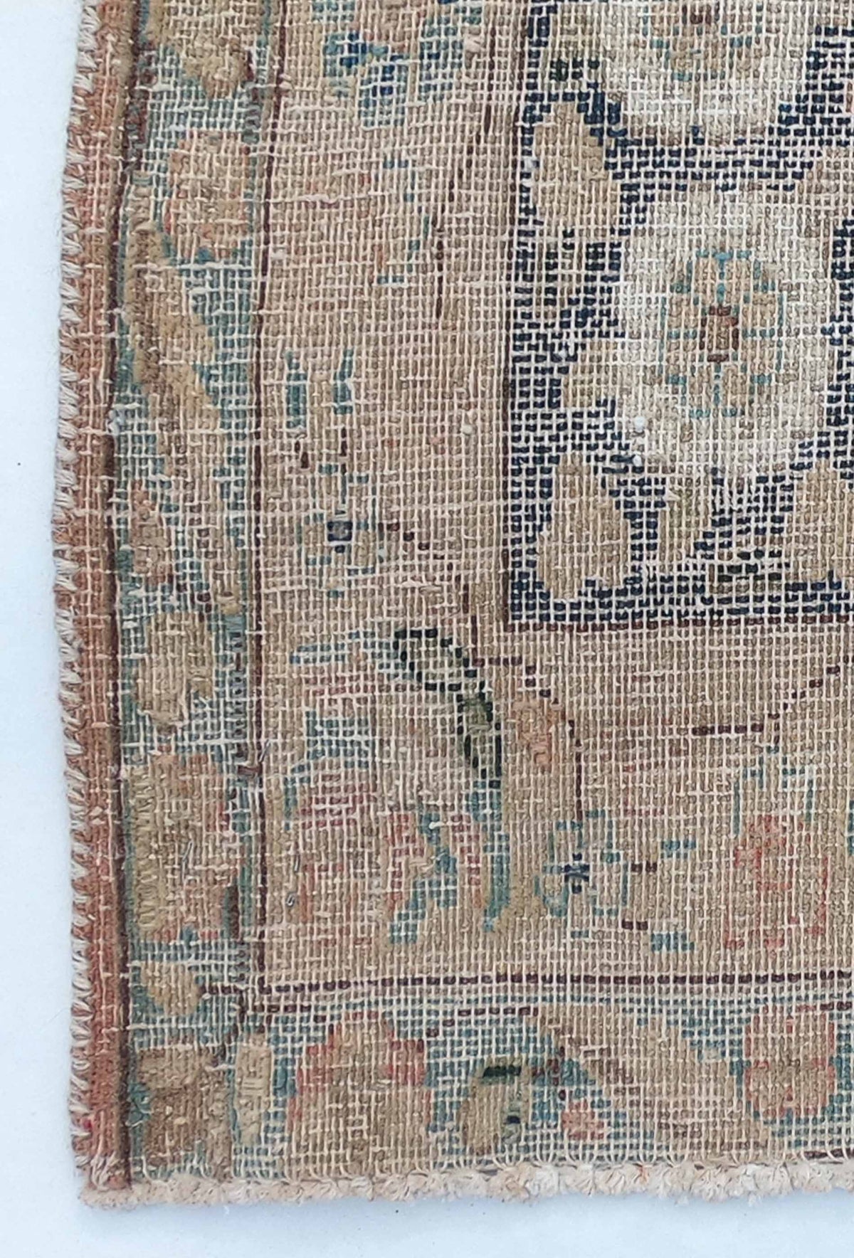 Textura artesanal de lana en alfombra vintage importada, aspecto neutralizado
