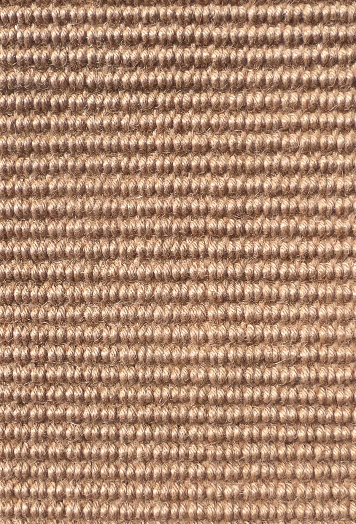 Detalle borde tela en alfombra sisal natural, diseño indio