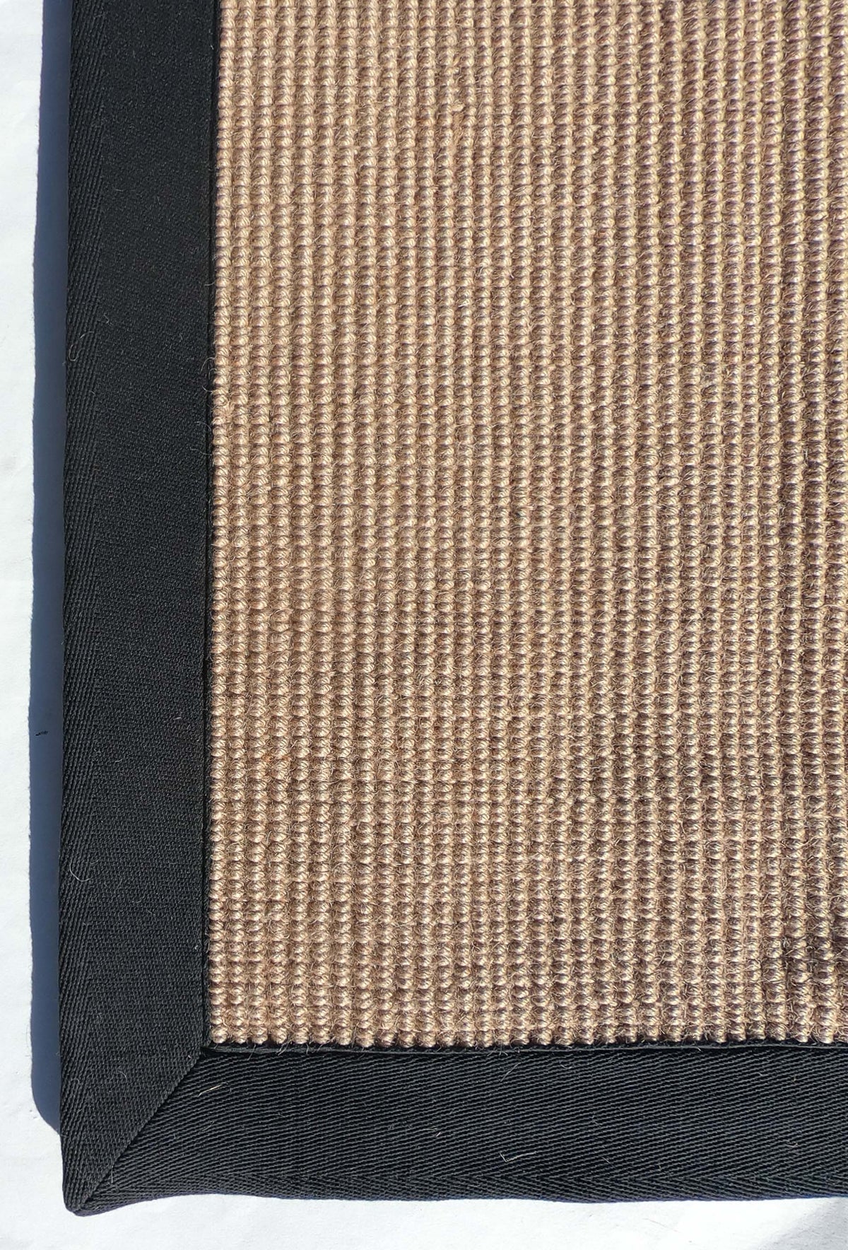Textura tejida de fibras naturales de sisal en alfombra importada