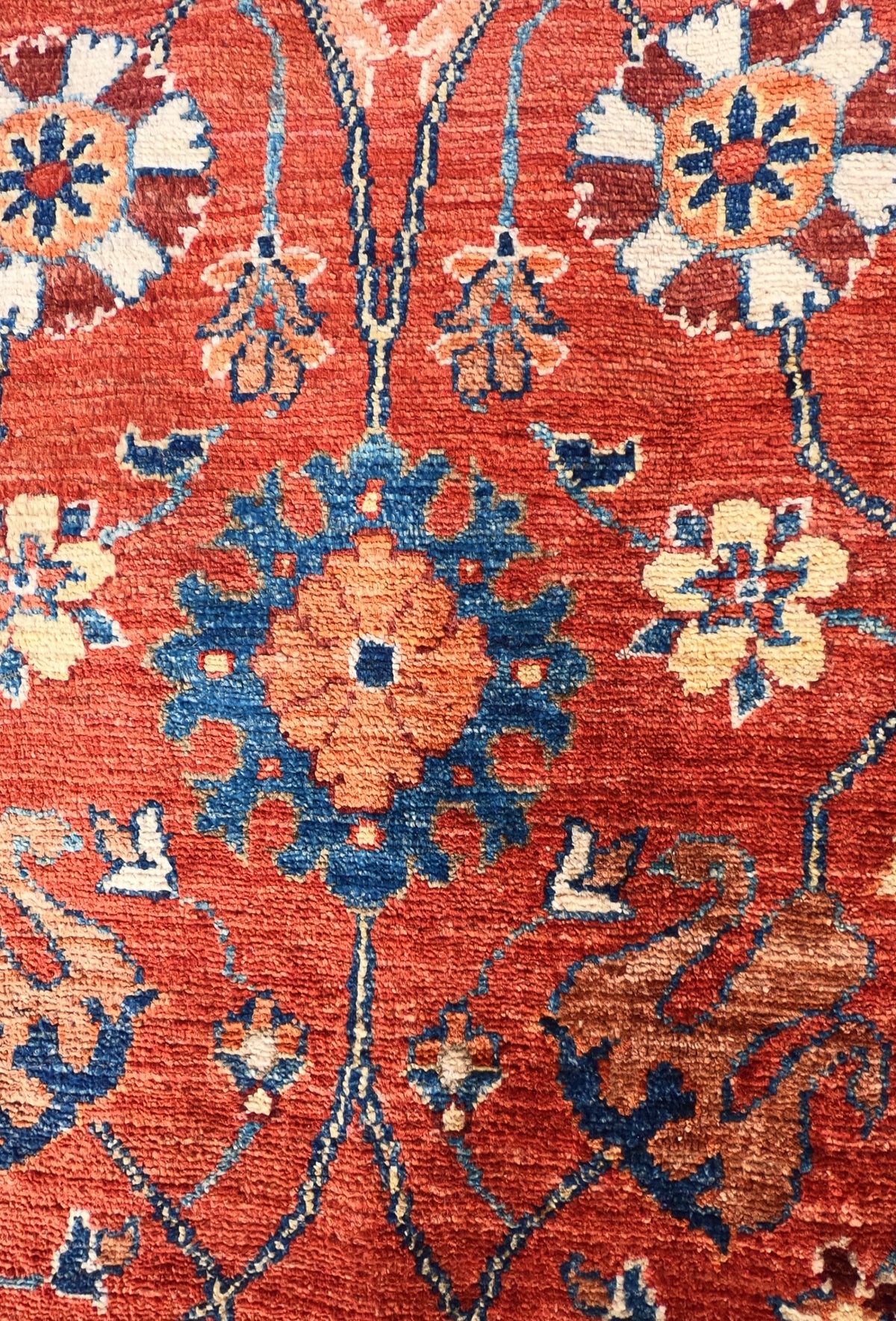 Diseño floral central con grecas en alfombra persa de lana importada