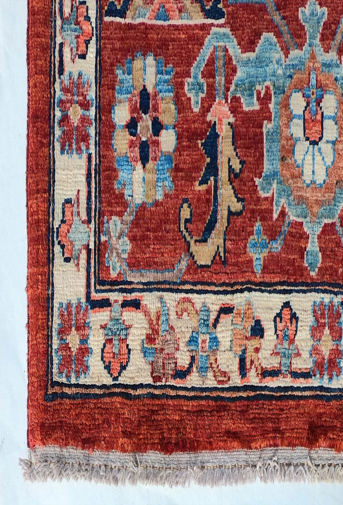 Textura suave de lana natural en alfombra persa vintage importada