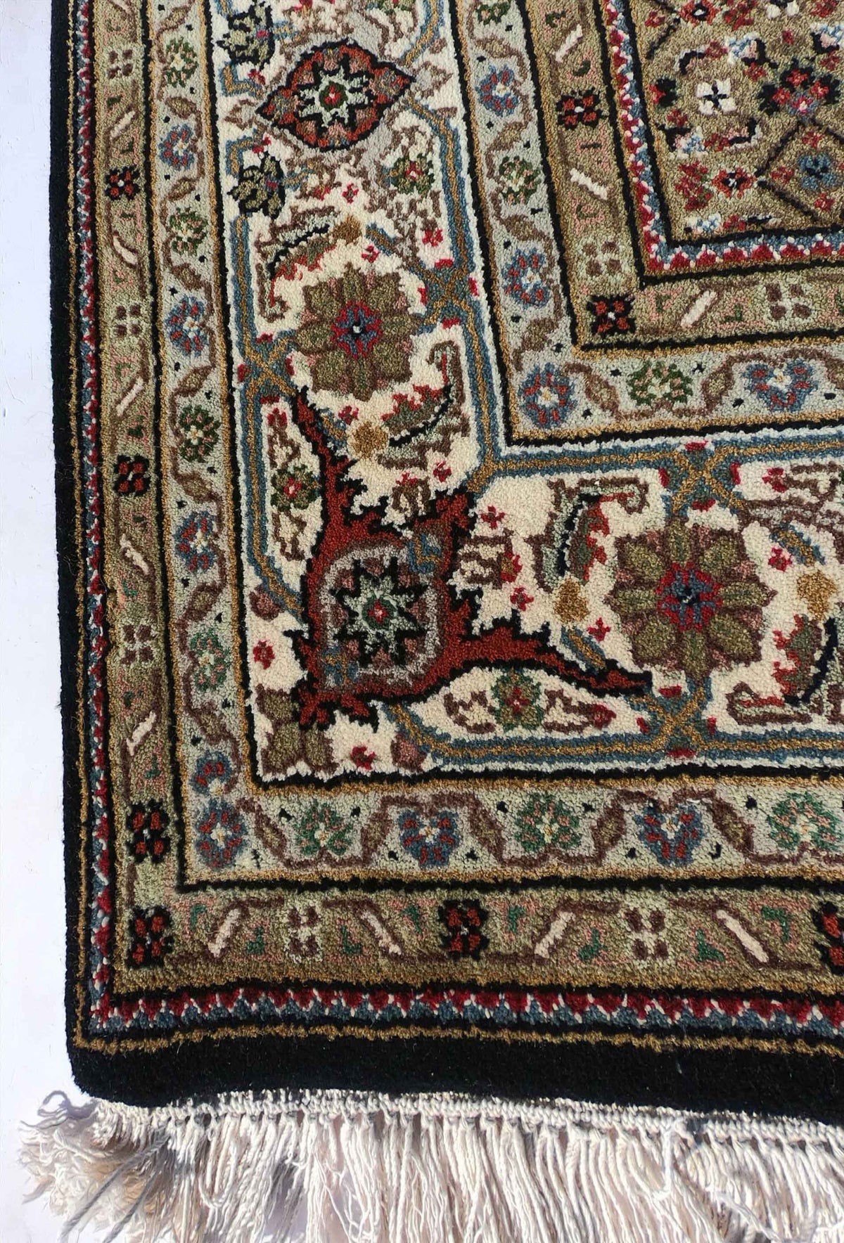 Detalle de la textura y diseño de la alfombra Tabriz de lana.