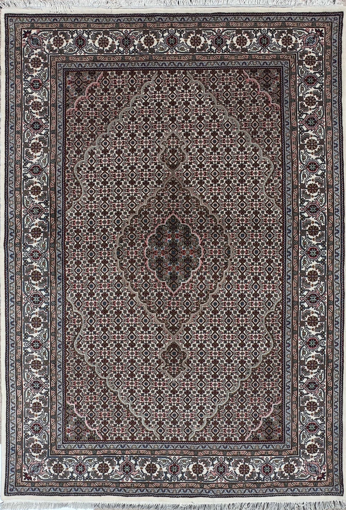 Alfombra persa de lana y seda, diseño medallón central sobrio - Consorcio Persa