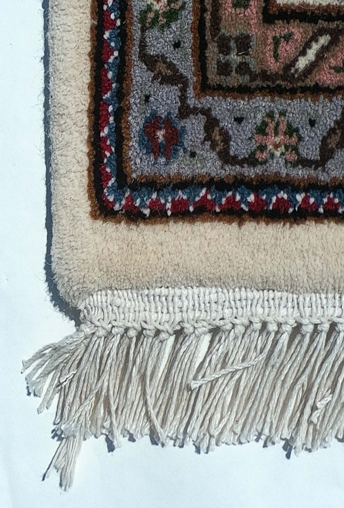 Textura de pelo corto en alfombra persa importada de lana y seda