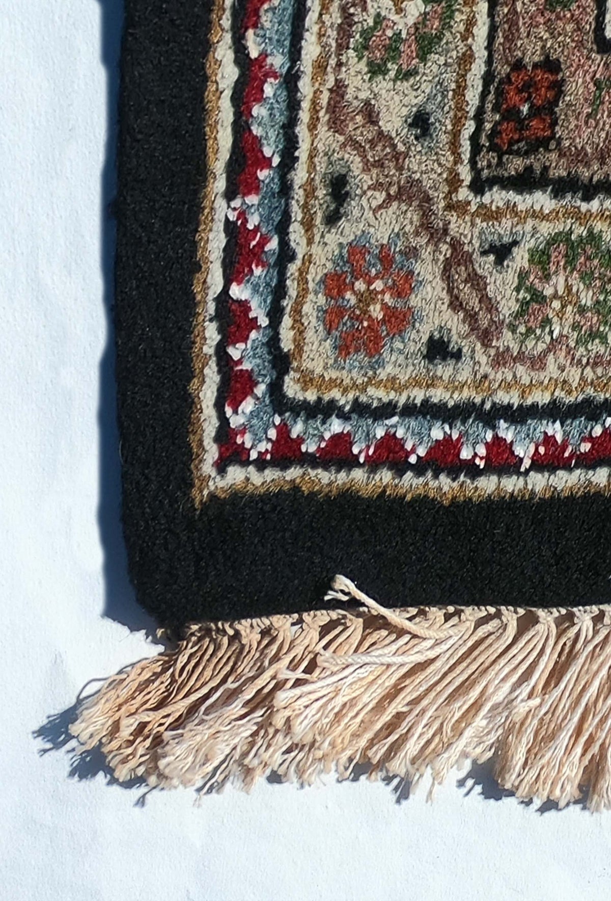 Textura gruesa de pelo corto en alfombra persa de lana y seda